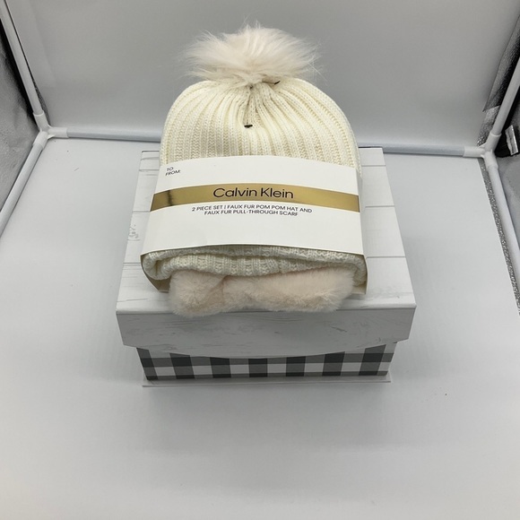 🎄Calvin Klein 2 Pc Gift Set Faux Fur Pom Pom Hat w/Faux Fur pull through - Picture 1 of 4